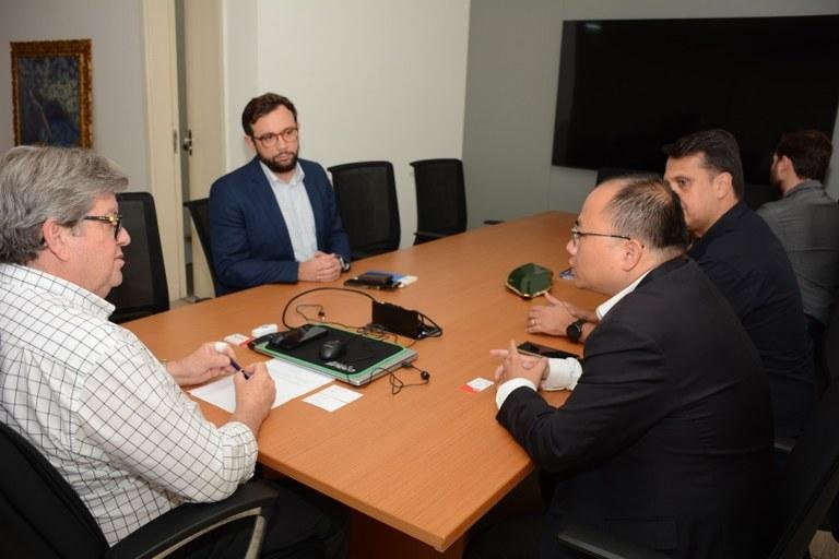 João Azevêdo discute com grupo chinês sobre implantação do Complexo Eólico Serra da Palmeira na Paraíba