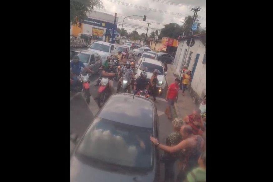 Vídeo: carro bate em trem e interrompe trânsito na Grande João Pessoa