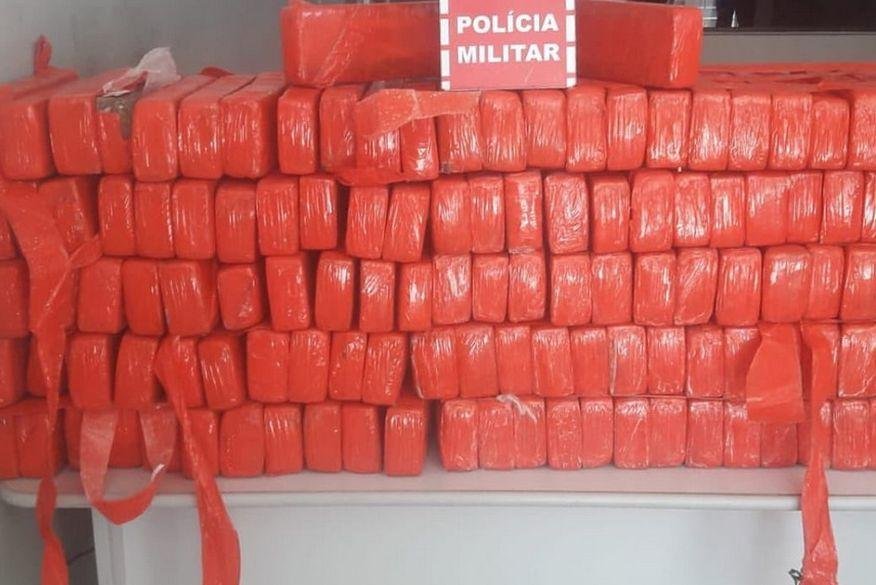 Mulher é presa com mais de 100 tabletes de maconha, cartões e dinheiro, no Sertão paraibano