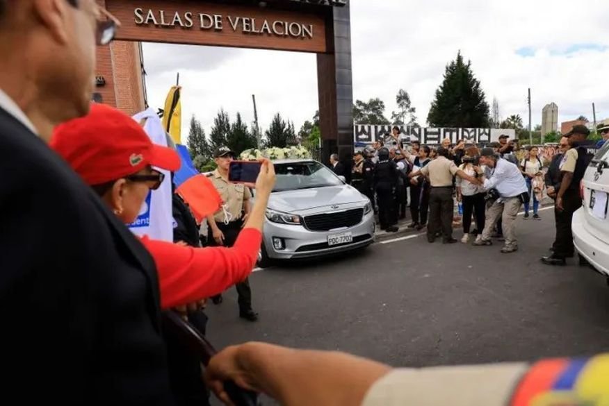 Corpo de candidato à Presidência assassinado é enterrado no Equador