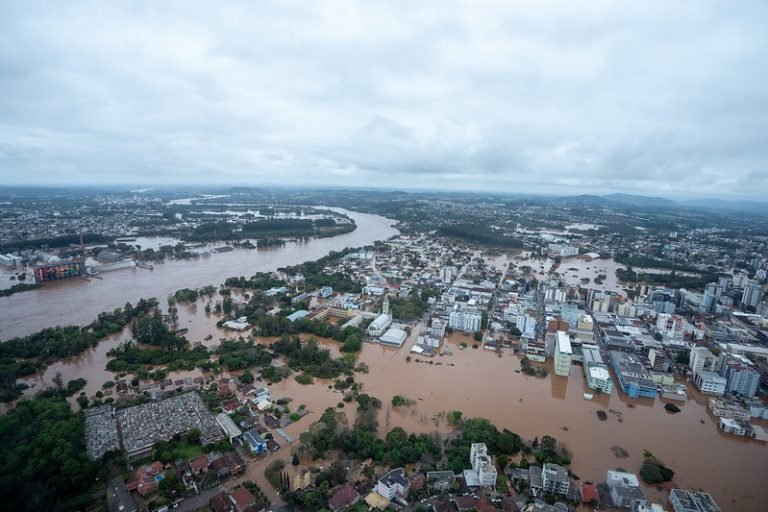 Vista aérea de uma cidade inundada pelas chuvas