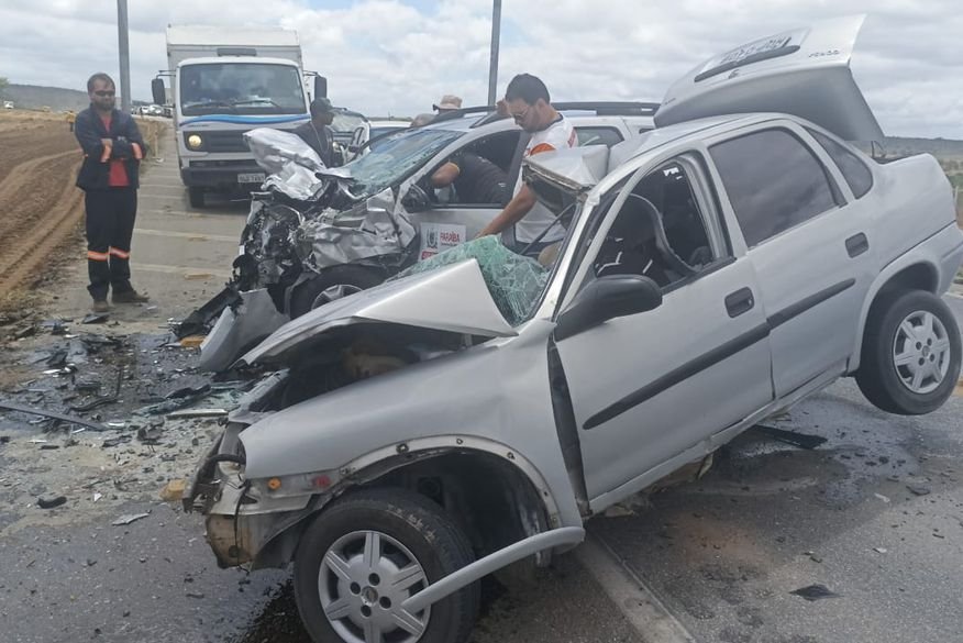 Colisão frontal entre dois carros deixa três mortos e dois feridos na BR-230, na PB