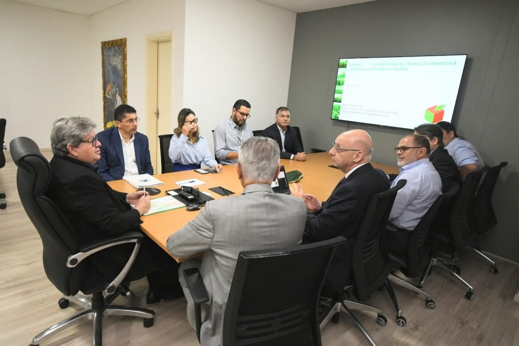 João Azevêdo discute uso de bioenergias com setor sucroalcooleiro da Paraíba