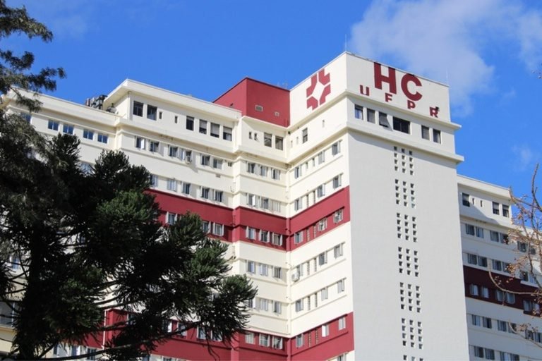 Hospital branco de vários andares
