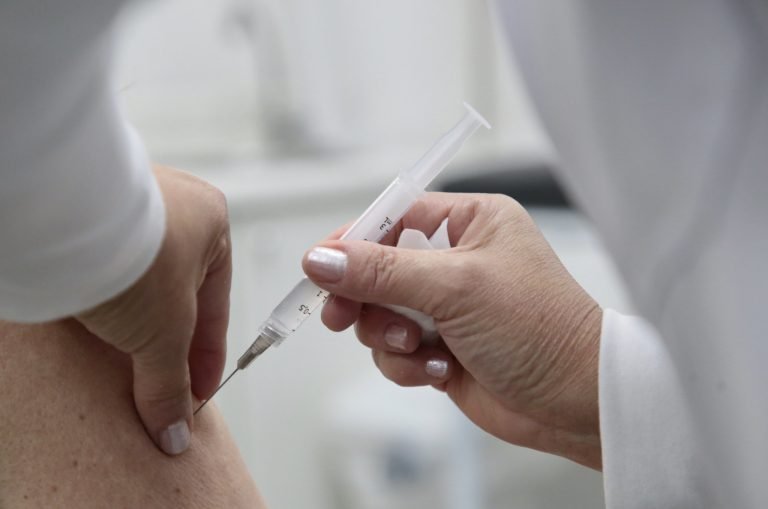 Pessoa recebe vacina contra a influenza