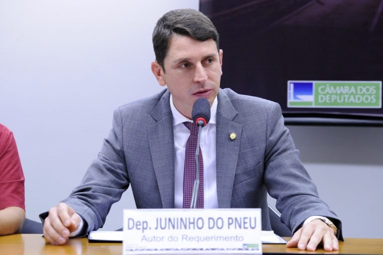 Juninho do Pneu fala durante reunião de comissão
