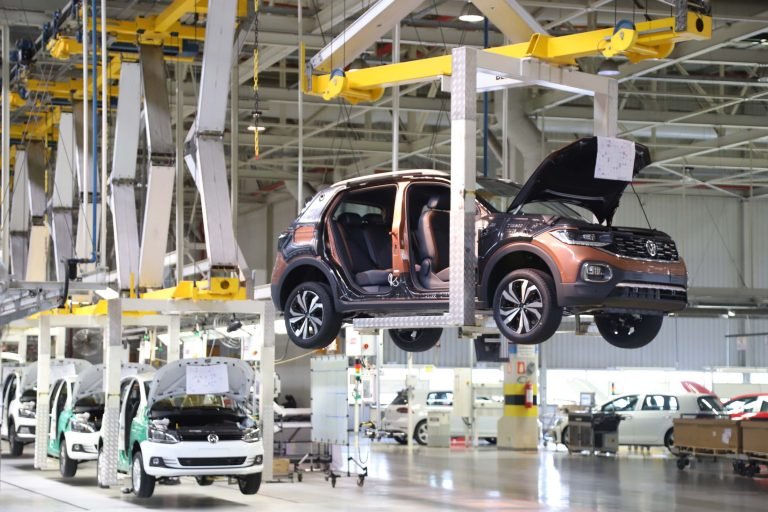 Economia - indústria e comércio - fábricas carros veículos indústria automotiva produção industrial PIB crescimento econômico bens de capital máquinas equipamentos (fábrica da Volkswagen em São José dos Pinhais-PR)
