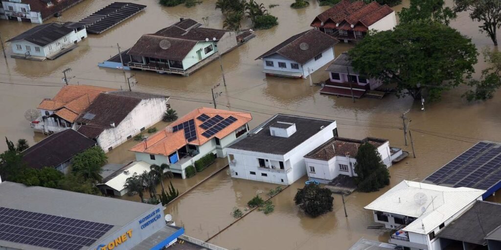 Ministro Alexandre Padilha visita região afetada por chuvas em SC
