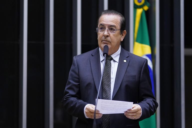 Deputado Luiz Carlos Motta fala ao microfone