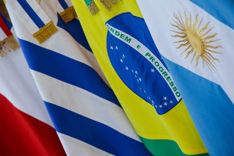Bandeiras dos países do Mercosul: Argentina, Brasil, Paraguai e Uruguai