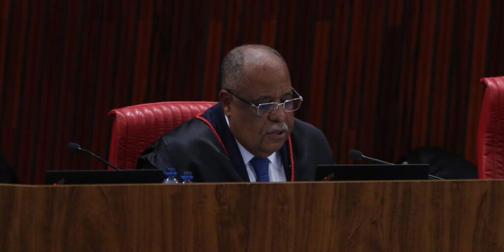 Relator vota pela inelegibilidade do ex-presidente Jair Bolsonaro