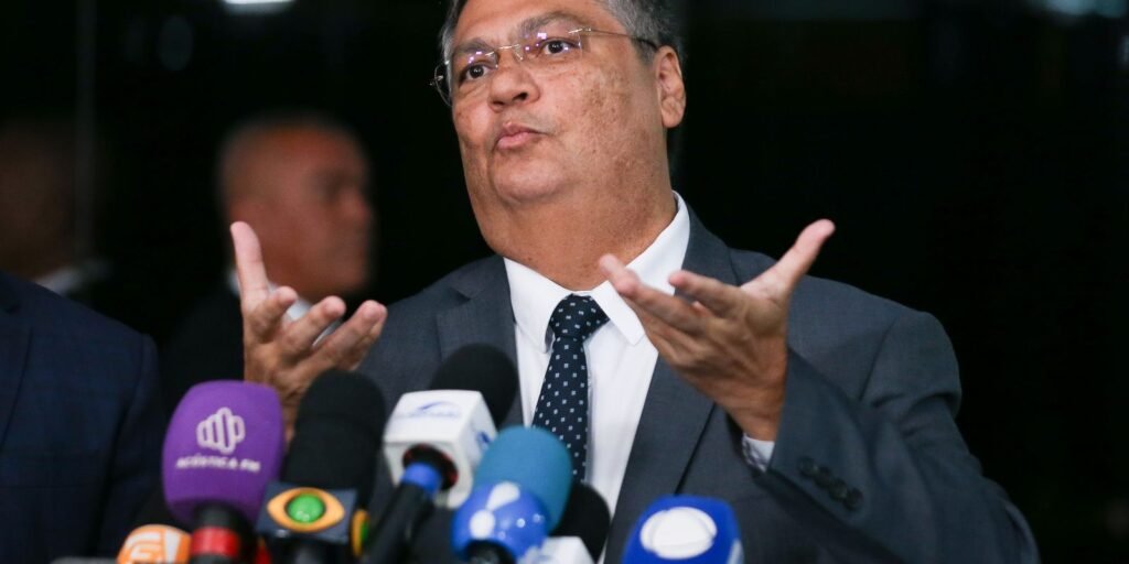 Barroso avalia que posse de Dino no STF deve ocorrer em fevereiro