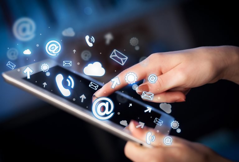 Comunicação - internet - conectividade conteúdos tecnologia smarthphones tablets celulares redes sociais interação interatividade nuvem e-mail navegação conhecimento virtual