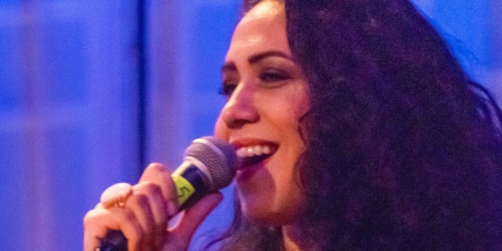 Cantora palestina conta trajetória como refugiada no Brasil