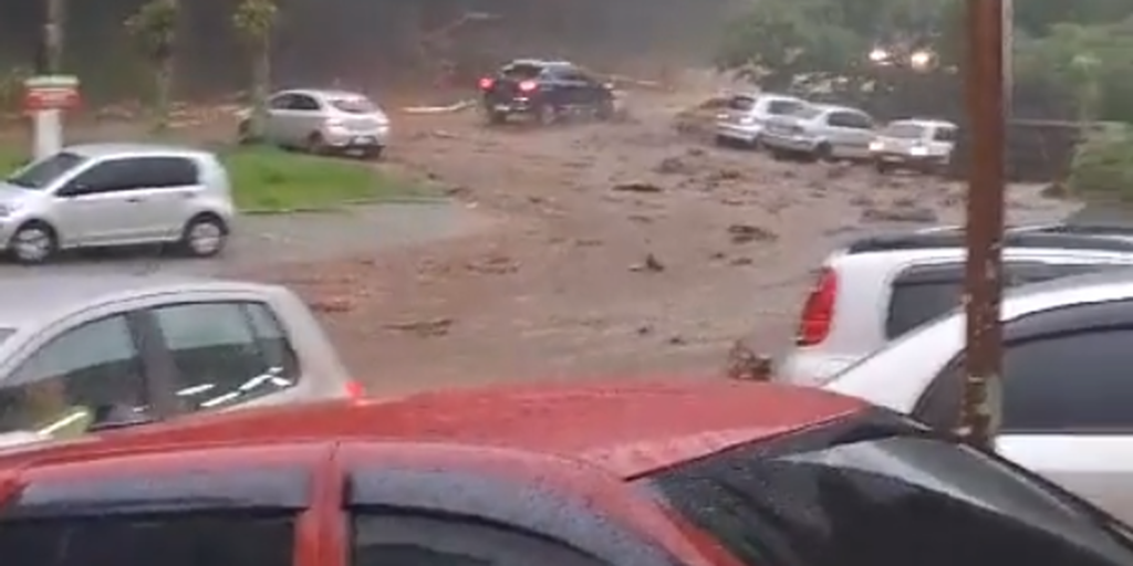 Chuva alaga ruas de Teresópolis; sirenes foram acionadas