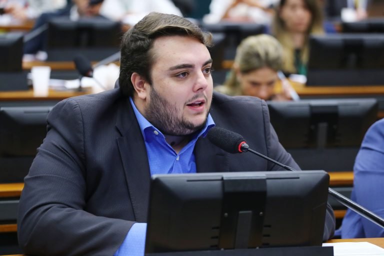Felipe Francischini fala durante reunião de comissão