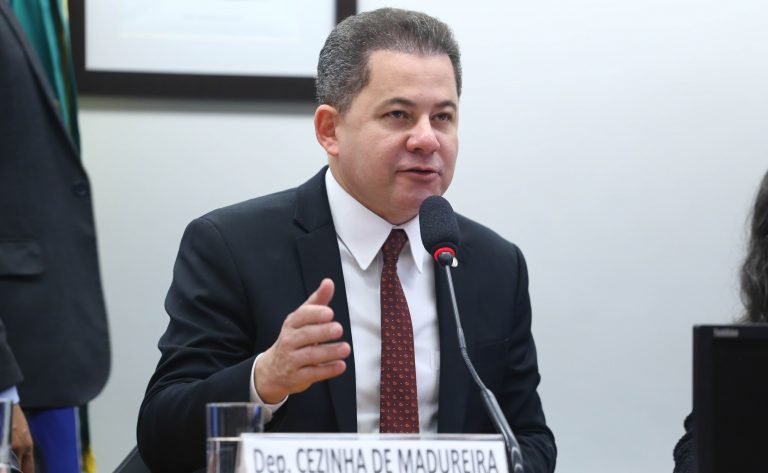 Cezinha de Madureira fala durante reunião de comissão