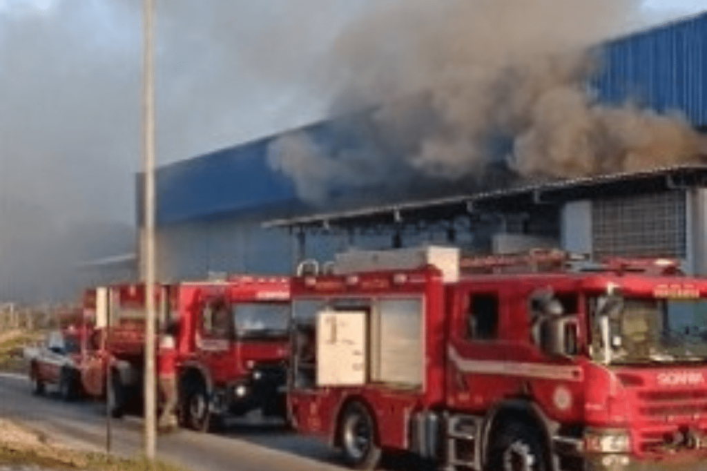 Incêndio atinge galpão de fábrica têxtil em João Pessoa; funcionários são evacuados