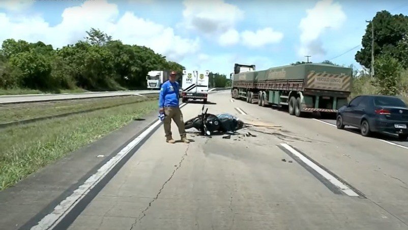 Motociclista morre e noiva fica ferida após colisão com caminhão no Litoral Sul