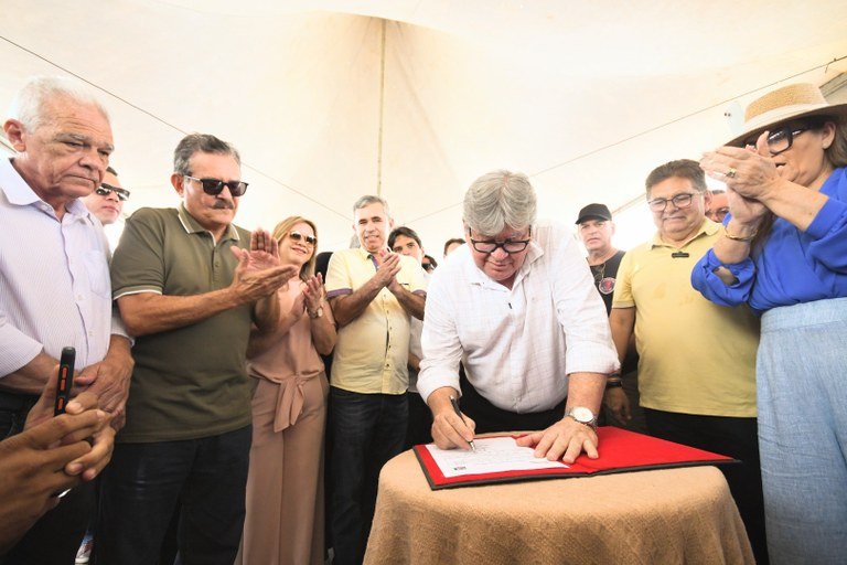 João Azevêdo autoriza obras rodoviárias e inspeciona construções de escola, anfiteatro, creche e hospital em Pocinhos