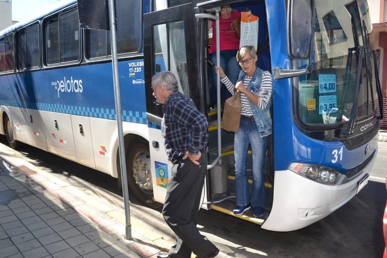 Transportes - ônibus - idoso no ônibus desembarque