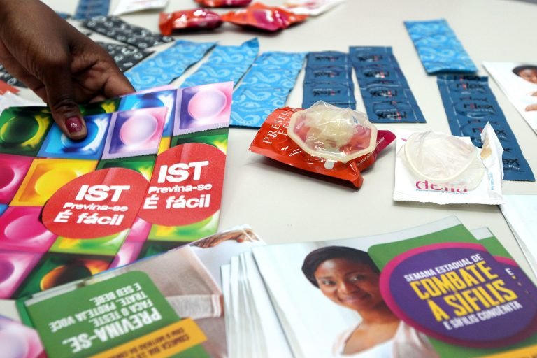 Saúde - campanhas - saúde sexual preveção DSTs ISTs sífilis HIV Aids preservativos femininos masculinos sexo seguro panfletos