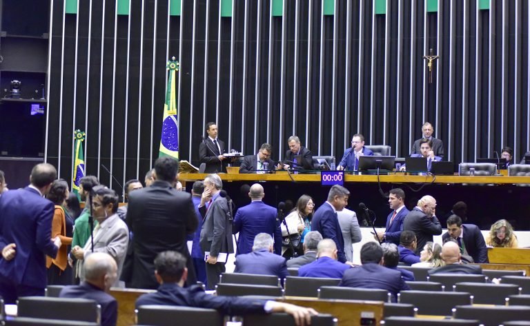 Deputados rejeitam urgência para participação de presidente do TCU em conselho da ONU - Notícias