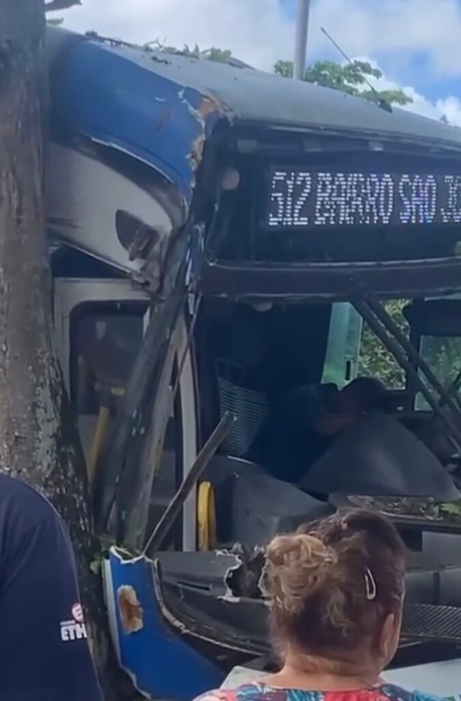 Ônibus desgovernado bate em carros e para em árvore na Lagoa, em João Pessoa