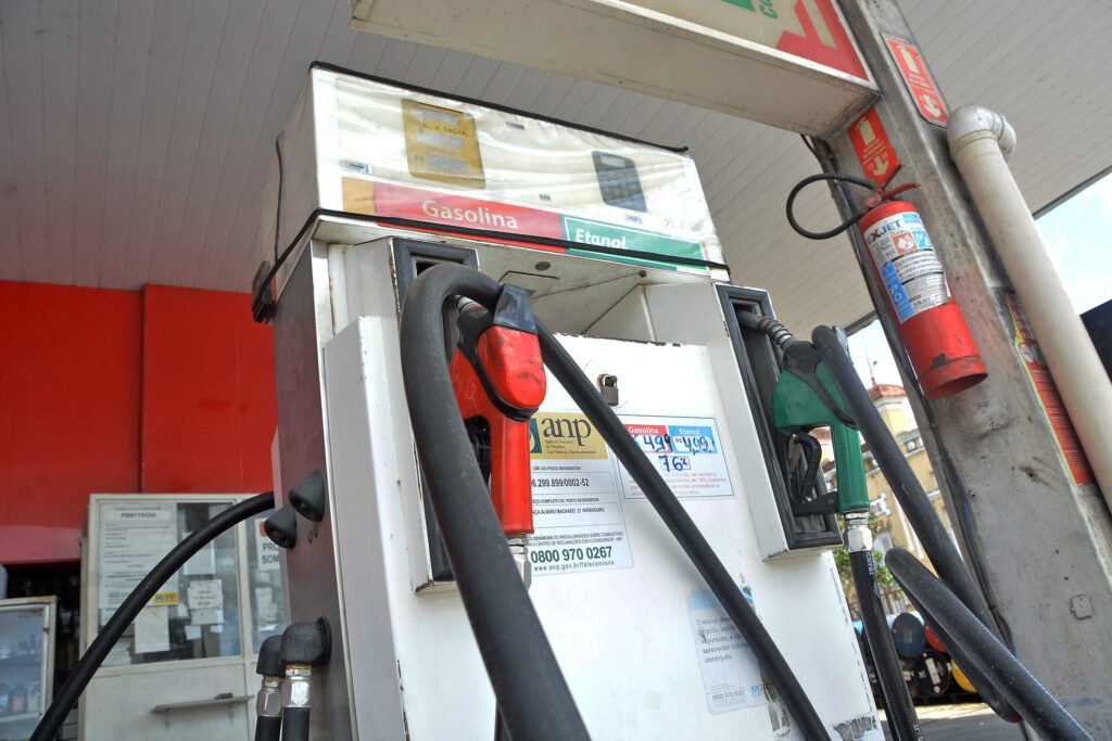 Petrobras reduz preço da gasolina em 4,9% a partir de terça-feira
