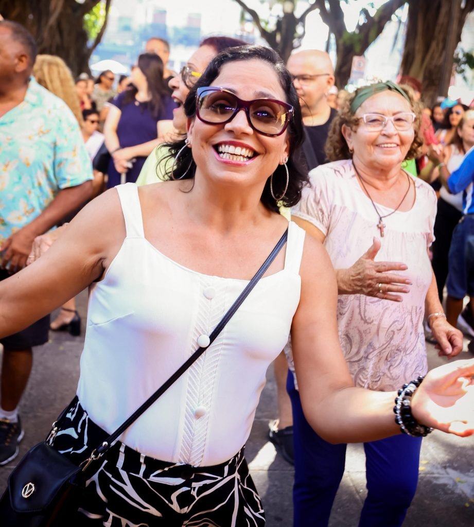 Samba de Juliana Almeida agita Sabadinho Bom, no Centro Histórico
