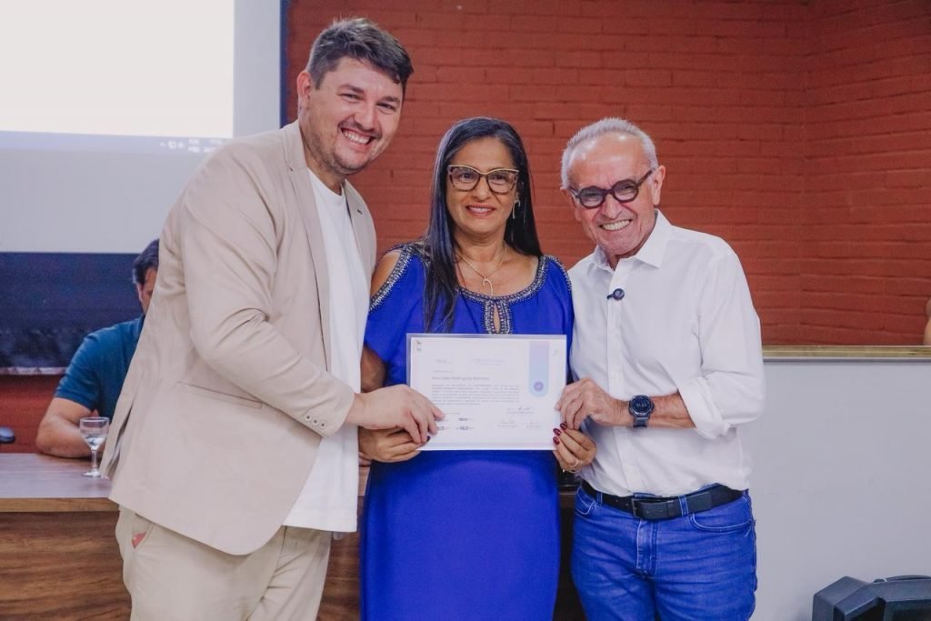 Cícero Lucena entrega certificado para alunos e destaca oportunidade de trabalho com gastronomia e costura