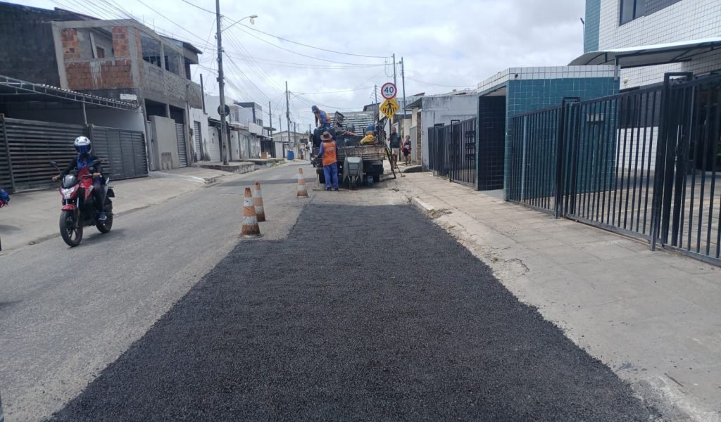 Prefeitura executa serviços da operação tapa-buraco em 33 bairros nesta terça-feira