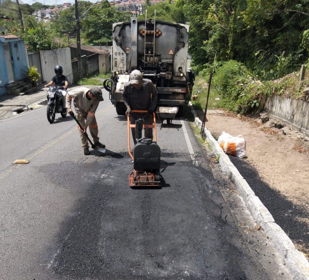 Prefeitura leva serviços da operação tapa-buraco a 33 bairros nesta terça-feira Prefeitura leva serviços da operação tapa-buraco a 33 bairros nesta terça-feira