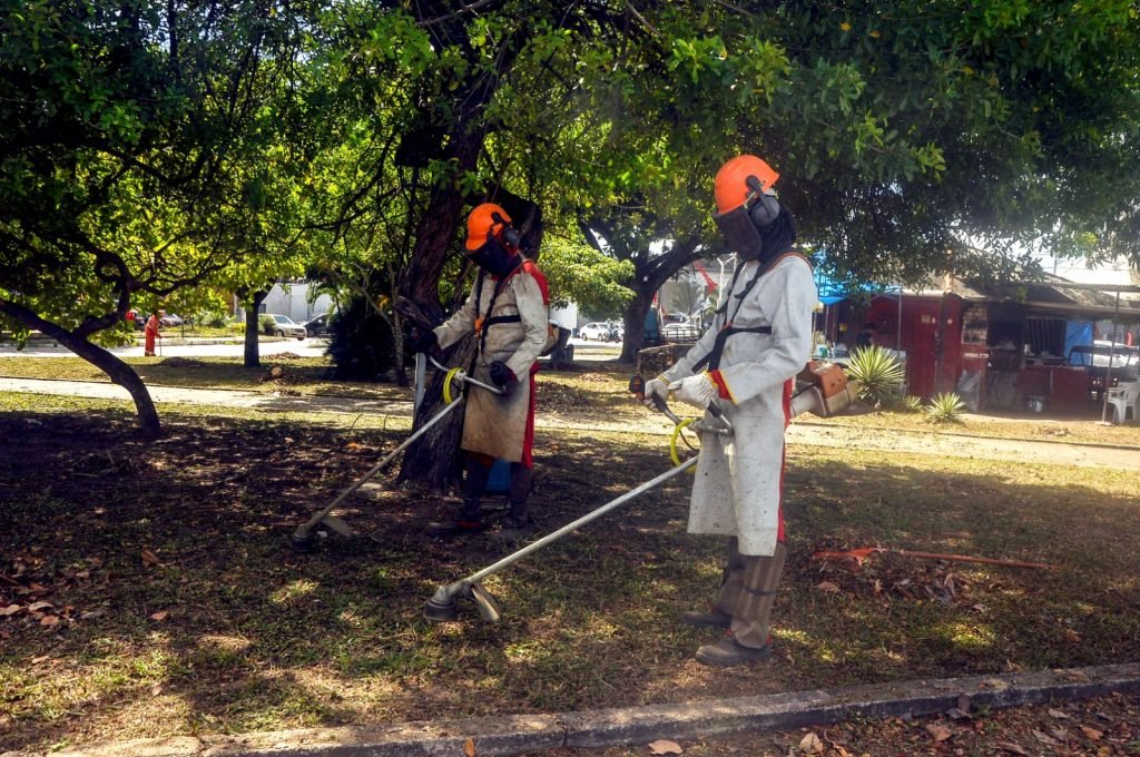 Emlur mantém agentes de limpeza com trabalho contínuo e serviços de conservação por toda cidade Emlur mantém agentes de limpeza com trabalho contínuo e serviços de conservação por toda cidade