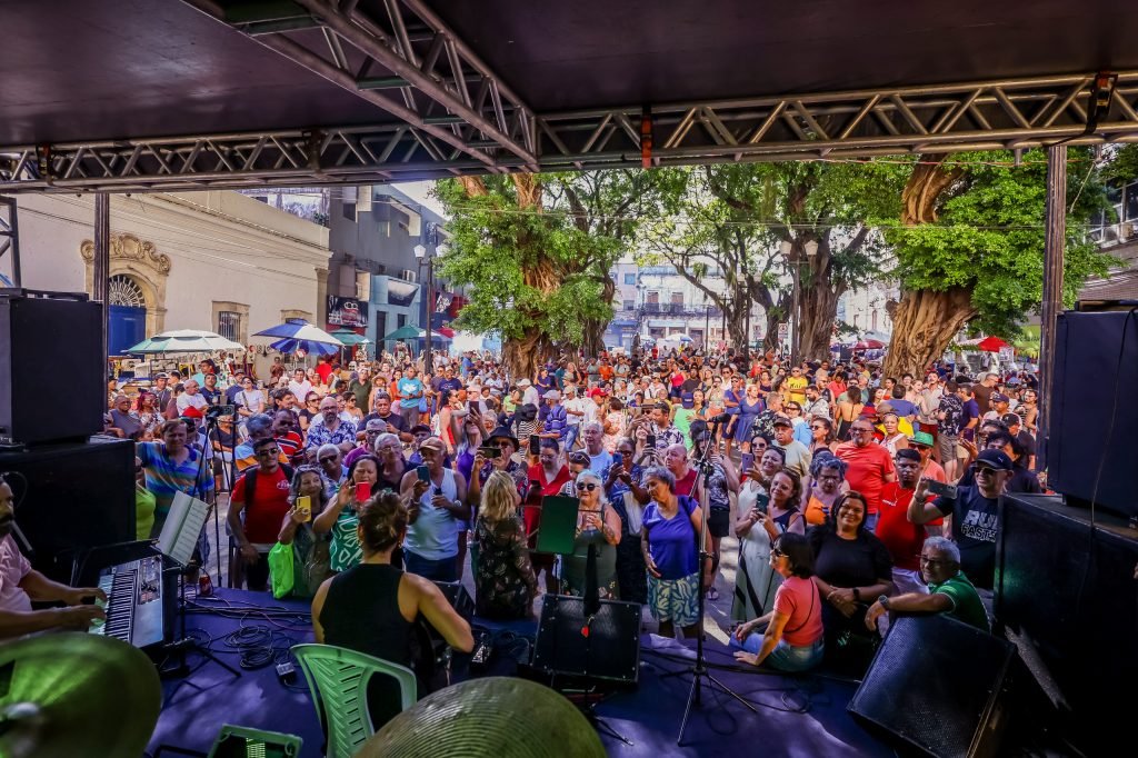 Sabadinho Bom tem música e muita ginga com o grupo Samba na Praça
