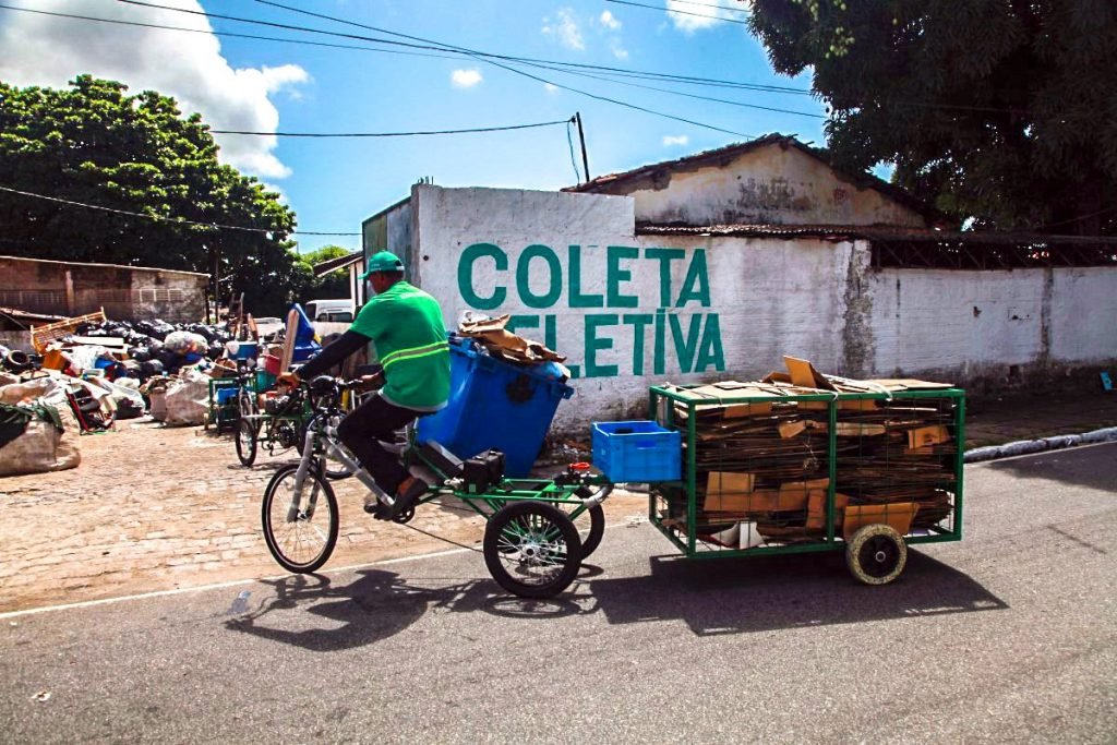 Coleta seletiva da Emlur já recolheu mais de 5,6 mil toneladas de materiais recicláveis em 2025