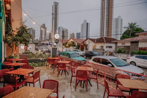 A prefeitura de Santa Rita recebeu uma recomendação do Ministério Público da Paraíba para adotar medidas contra a poluição sonora na cidade. De acordo com a promotora Miriam Pereira de Vasconcelos, o objetivo do documento é garantir o sossego público, a saúde da população e a preservação do meio ambiente urbano. Entre as principais recomendações está a proibição de paredões de som, caixas amplificadas e outros equipamentos sonoros de alta potência. Os equipamentos não poderão ser utilizados em vias e espaços públicos, veículos automotores e áreas comerciais abertas, salvo com prévia autorização e dentro dos padrões legais de emissão sonora. A recomendação também enfatiza a necessidade de fiscalização contínua e rigorosa, com a organização de ações preventivas, como blitz em locais com maior incidência de poluição sonora. Caso haja descumprimento, os equipamentos podem ser apreendidos. Além disso, está prevista a aplicação das sanções administrativas cabíveis aos responsáveis pela emissão irregular dos ruídos. Já os locais onde a legislação estiver sendo descumprida poderão ter as licenças de funcionamento e as licenças ambientais cassadas, especialmente quando a emissão de ruídos superar os limites aceitáveis, causando prejuízo ao sossego, à saúde e ao meio ambiente urbano. Aos proprietários de restaurantes, bares e estabelecimentos similares que utilizam instrumentos musicais ou de percussão, o MPPB recomenda a instalação de avisos visíveis informando a proibição do uso de som automotivo em volume que possa ser ouvido do lado de fora do veículo. Em casos de irregularidade, os estabelecimentos devem solicitar ao cliente que desligue o aparelho e acionar as autoridades competentes para as providências necessárias. A prefeitura de Santa Rita recebeu uma recomendação do Ministério Público da Paraíba para adotar medidas contra a poluição sonora na cidade. De acordo com a promotora Miriam Pereira de Vasconcelos, o objetivo do documento é garantir o sossego público, a saúde da população e a preservação do meio ambiente urbano. Entre as principais recomendações está a proibição de paredões de som, caixas amplificadas e outros equipamentos sonoros de alta potência. Os equipamentos não poderão ser utilizados em vias e espaços públicos, veículos automotores e áreas comerciais abertas, salvo com prévia autorização e dentro dos padrões legais de emissão sonora. A recomendação também enfatiza a necessidade de fiscalização contínua e rigorosa, com a organização de ações preventivas, como blitz em locais com maior incidência de poluição sonora. Caso haja descumprimento, os equipamentos podem ser apreendidos. Além disso, está prevista a aplicação das sanções administrativas cabíveis aos responsáveis pela emissão irregular dos ruídos. Já os locais onde a legislação estiver sendo descumprida poderão ter as licenças de funcionamento e as licenças ambientais cassadas, especialmente quando a emissão de ruídos superar os limites aceitáveis, causando prejuízo ao sossego, à saúde e ao meio ambiente urbano. Aos proprietários de restaurantes, bares e estabelecimentos similares que utilizam instrumentos musicais ou de percussão, o MPPB recomenda a instalação de avisos visíveis informando a proibição do uso de som automotivo em volume que possa ser ouvido do lado de fora do veículo. Em casos de irregularidade, os estabelecimentos devem solicitar ao cliente que desligue o aparelho e acionar as autoridades competentes para as providências necessárias.