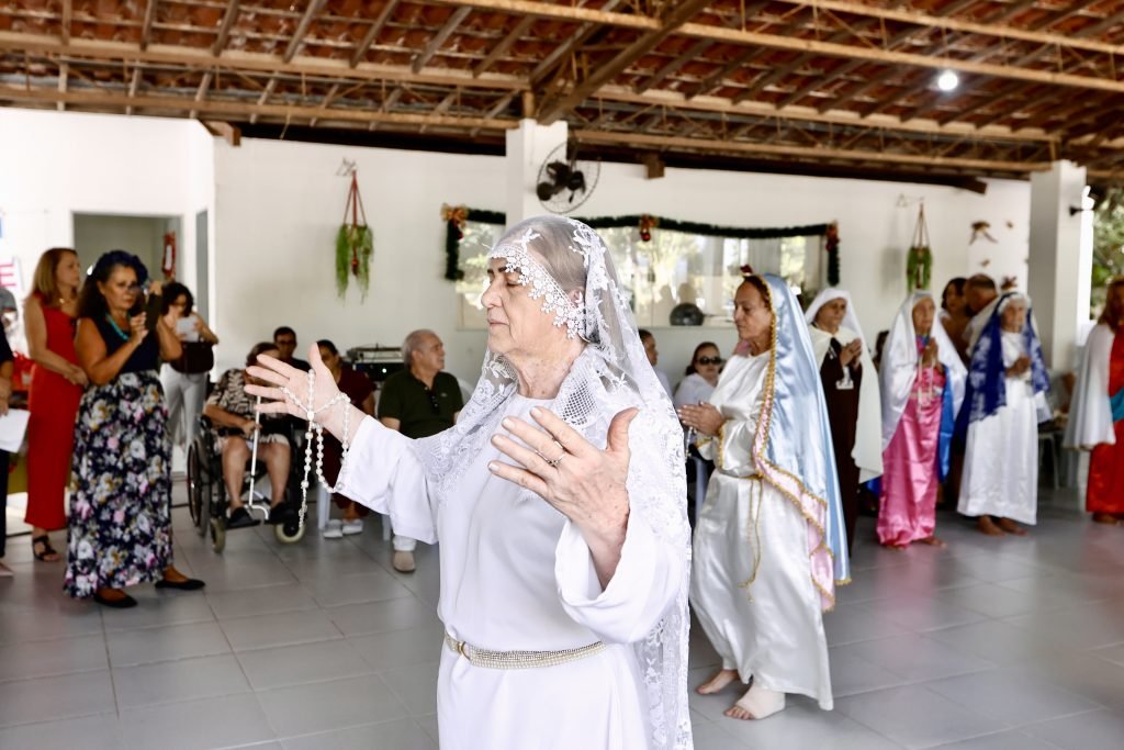 Alunos e professores se confraternizam em evento do Centro de Referência Municipal da Pessoa Idosa