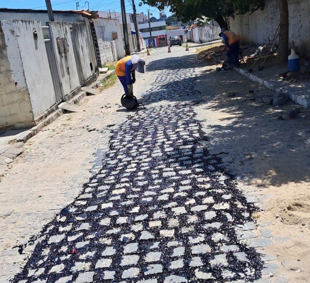 Equipes da Seinfra realizam serviços de tapa-buraco em 20 bairros nesta quinta-feira