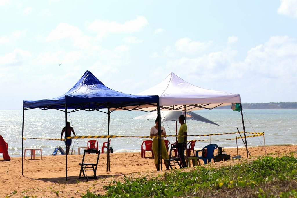 Famílias realizam a montagem de tendas para a festa de Réveillon nesta quarta-feira
