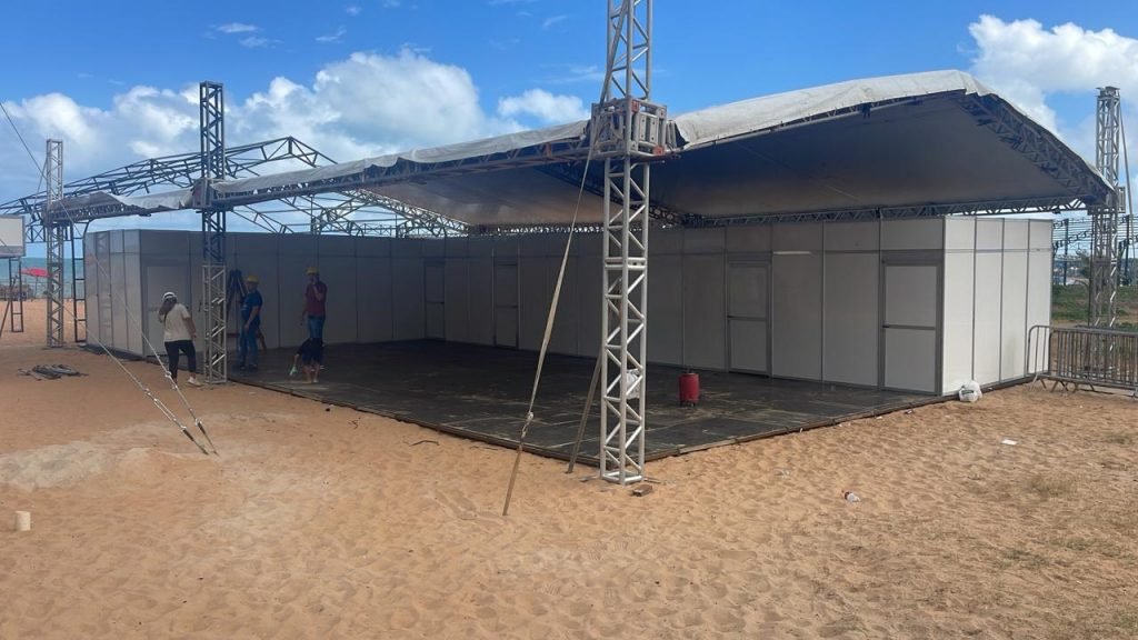 Prefeitura inicia na Orla montagem da estrutura para show de Frei Gilson, no próximo sábado