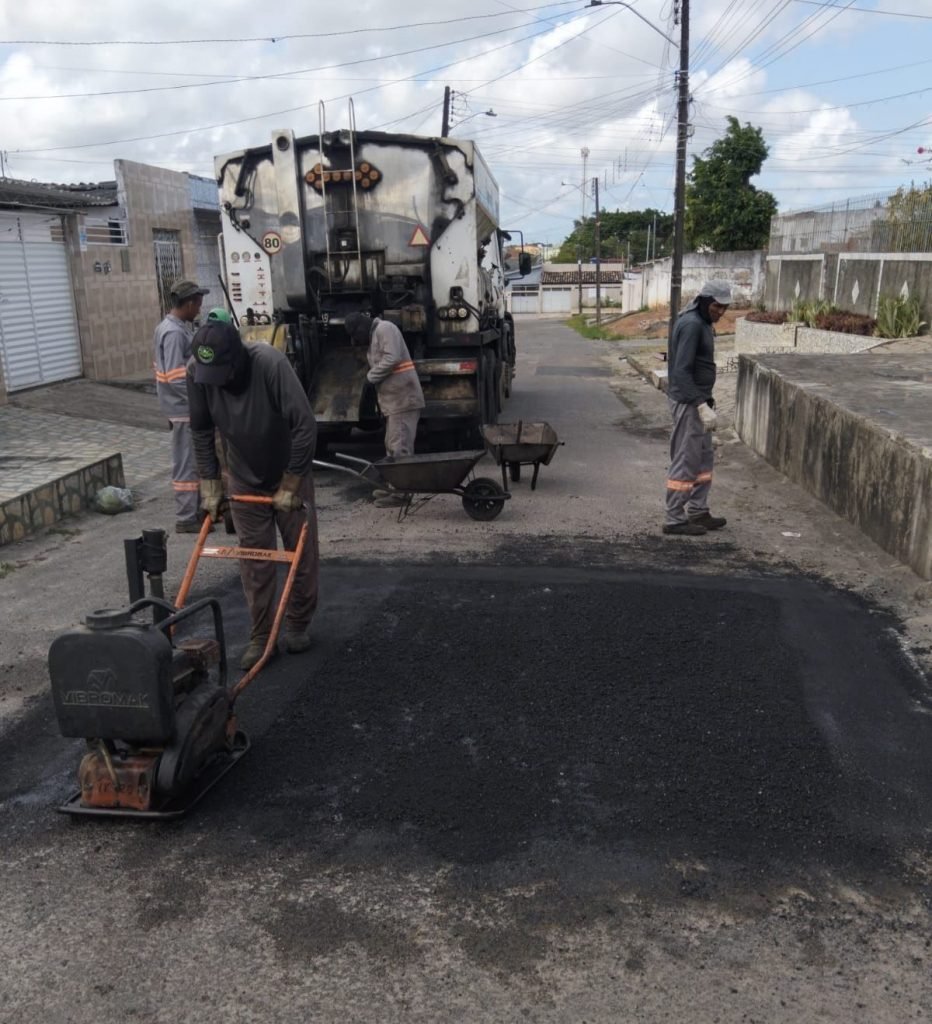 Seinfra executa serviços de manutenção com operação tapa-buraco e na rede de drenagem em 24 bairros