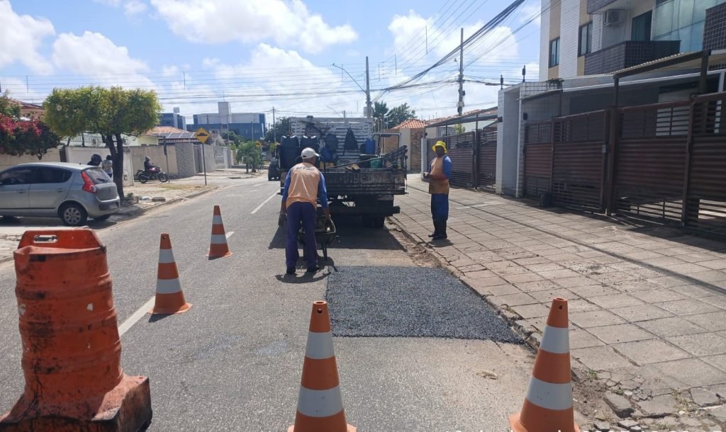 Seinfra inicia a semana com serviços da operação tapa-buraco em 20 bairros da Capital