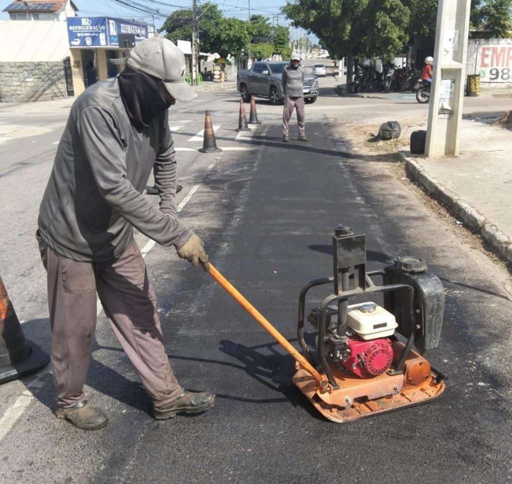Seinfra inicia semana com serviços da operação tapa-buraco em 17 bairros