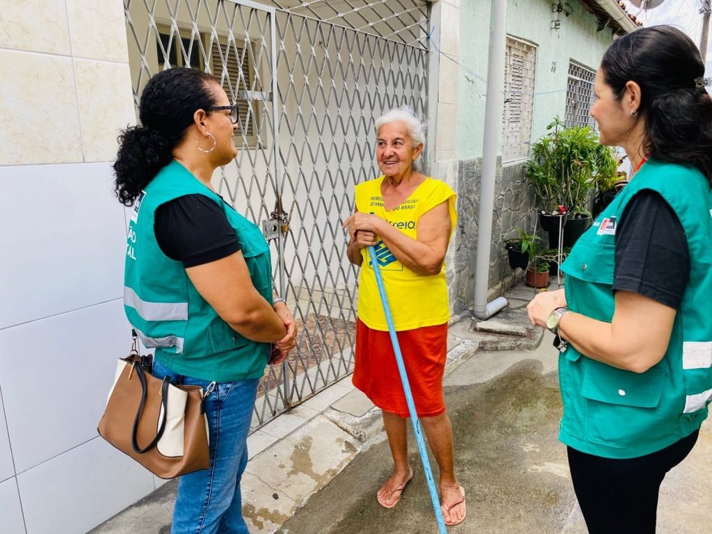 Ação educativa da Emlur orienta moradores de Jaguaribe sobre descarte de resíduos Ação educativa da Emlur orienta moradores de Jaguaribe sobre descarte de resíduos
