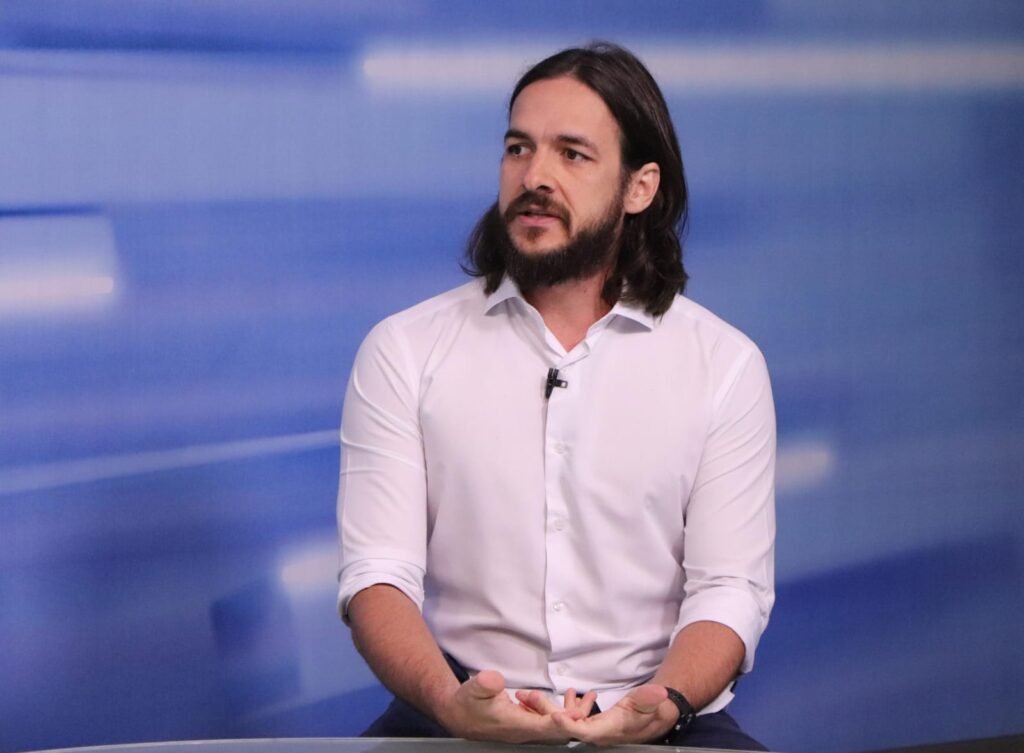 Em tom descontraído, Pedro admite ser vice de Cícero, mas cita Romero como opção Em tom descontraído, Pedro admite ser vice de Cícero, mas cita Romero como opção