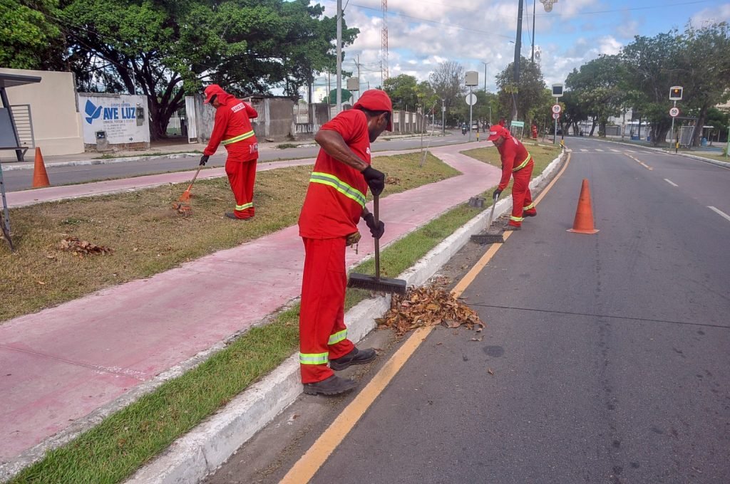 Emlur inicia a semana com operação de limpeza e conservação em diversos bairros da Capital Emlur inicia a semana com operação de limpeza e conservação em diversos bairros da Capital