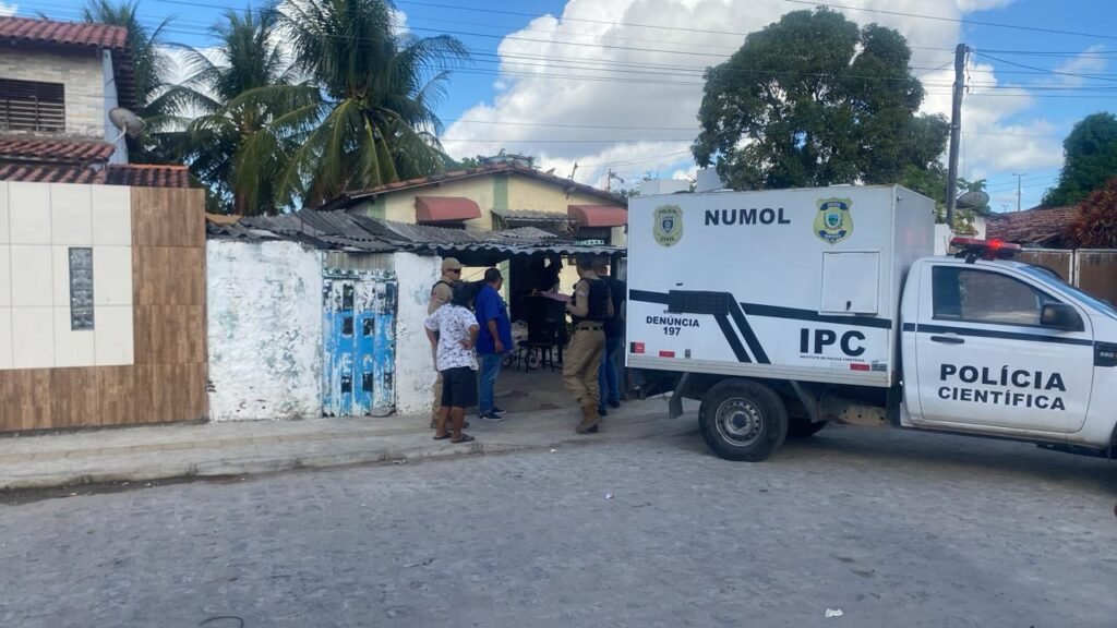 Irmãos são mortos a tiros após criminosos invadirem casa durante a madrugada na Capital
