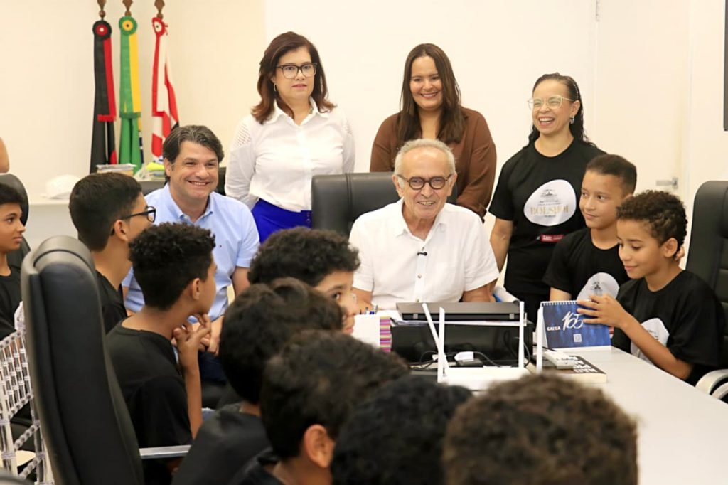 Prefeito recebe os 20 alunos de João Pessoa que vão estudar na Escola do Teatro Bolshoi, em Joinville Prefeito recebe os 20 alunos de João Pessoa que vão estudar na Escola do Teatro Bolshoi, em Joinville