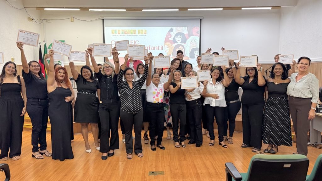 Prefeitura entrega certificados do curso de cuidadora infantil, ampliando a inserção no mercado de trabalho Prefeitura entrega certificados do curso de cuidadora infantil, ampliando a inserção no mercado de trabalho